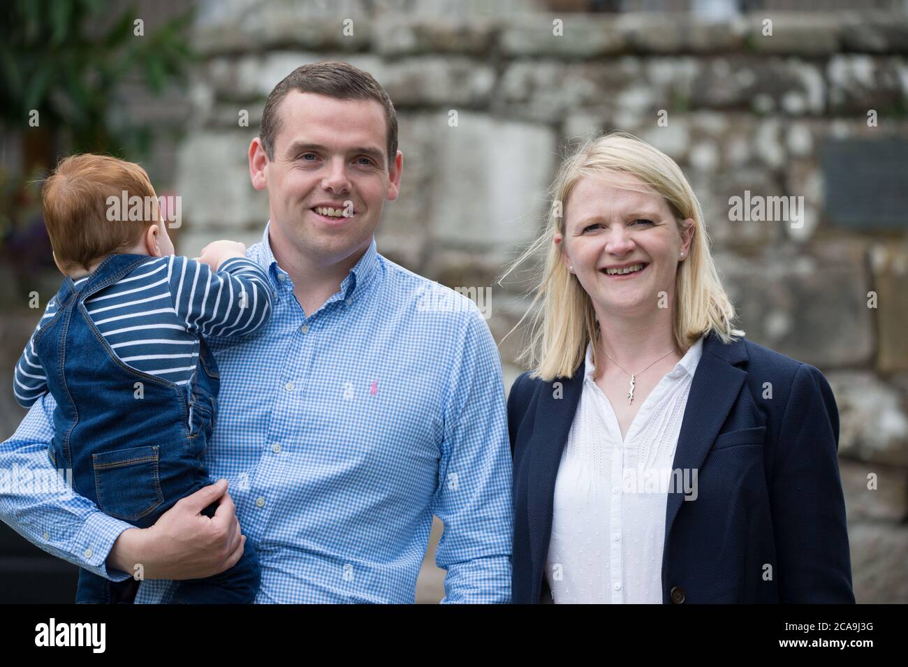 Forres, Schottland, Großbritannien. August 2020. Im Bild: (L-R) Alaistair Ross; Douglas Ross MP; Krystle Ross Douglas Ross MP ist neuer Führer der Scottish Conservative and Unionist Party, nachdem der ehemalige Führer, Jackson Carlaw MSP letzte Woche am Donnerstag Nachmittag, 30. Juli 2020, zurückgetreten ist. Quelle: Colin Fisher/Alamy Live News Stockfoto