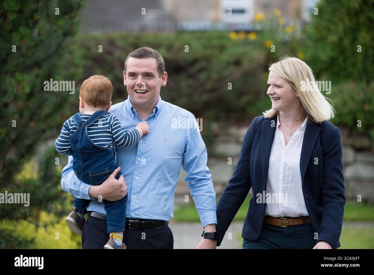 Forres, Schottland, Großbritannien. August 2020. Im Bild: (L-R) Alaistair Ross; Douglas Ross MP; Krystle Ross Douglas Ross MP ist neuer Führer der Scottish Conservative and Unionist Party, nachdem der ehemalige Führer, Jackson Carlaw MSP letzte Woche am Donnerstag Nachmittag, 30. Juli 2020, zurückgetreten ist. Quelle: Colin Fisher/Alamy Live News Stockfoto