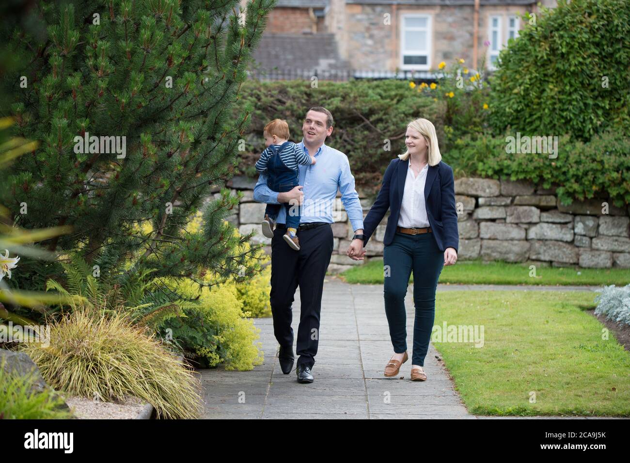 Forres, Schottland, Großbritannien. August 2020. Im Bild: (L-R) Alaistair Ross; Douglas Ross MP; Krystle Ross Douglas Ross MP ist neuer Führer der Scottish Conservative and Unionist Party, nachdem der ehemalige Führer, Jackson Carlaw MSP letzte Woche am Donnerstag Nachmittag, 30. Juli 2020, zurückgetreten ist. Quelle: Colin Fisher/Alamy Live News Stockfoto