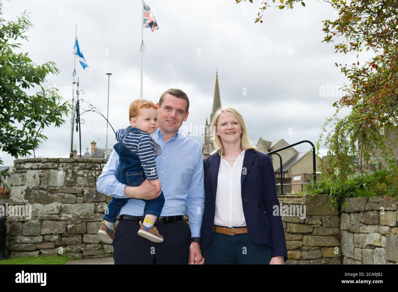 Forres, Schottland, Großbritannien. August 2020. Im Bild: (L-R) Alaistair Ross; Douglas Ross MP; Krystle Ross Douglas Ross MP ist neuer Führer der Scottish Conservative and Unionist Party, nachdem der ehemalige Führer, Jackson Carlaw MSP letzte Woche am Donnerstag Nachmittag, 30. Juli 2020, zurückgetreten ist. Quelle: Colin Fisher/Alamy Live News Stockfoto
