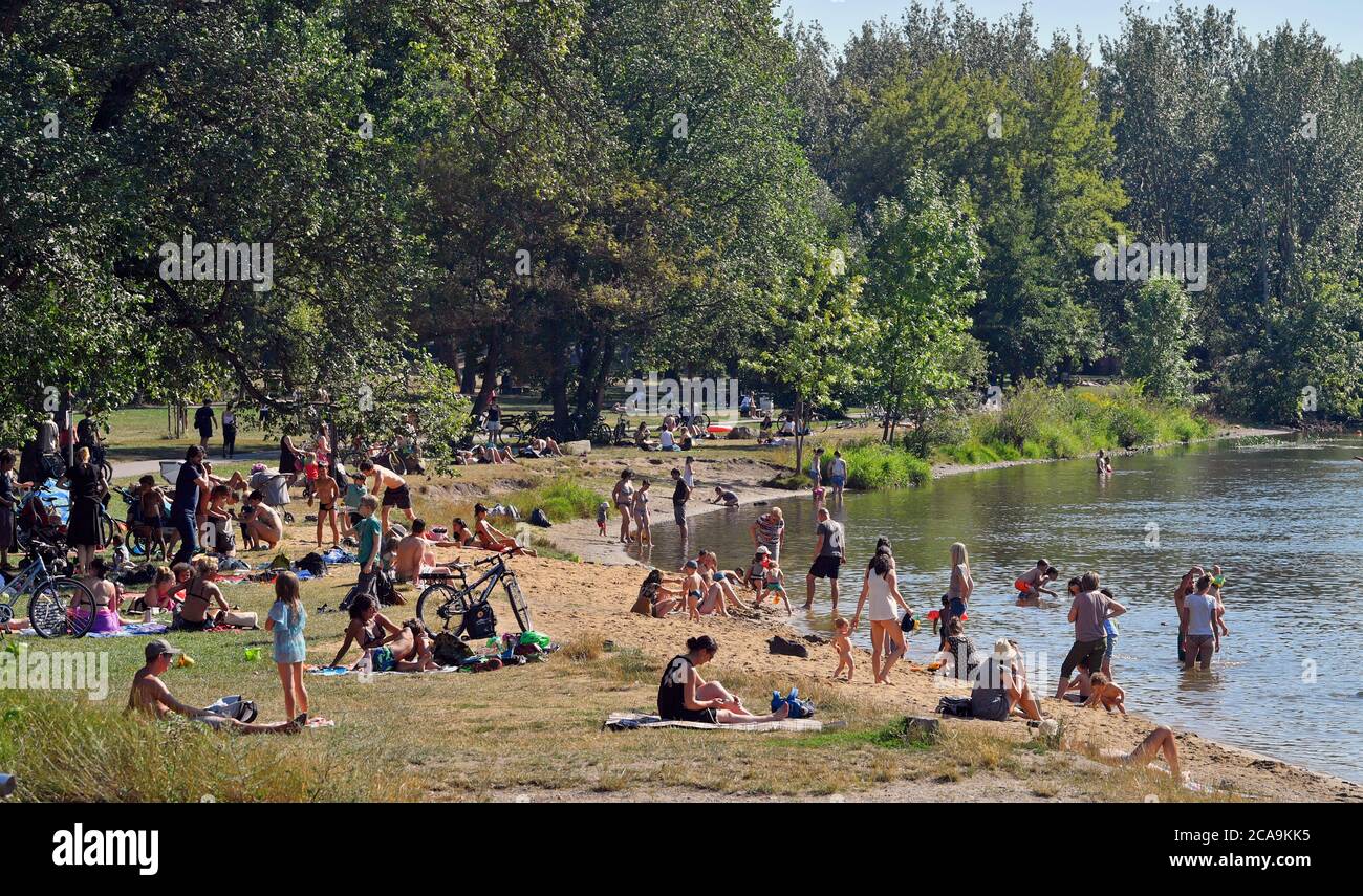 05. August 2020, Sachsen-Anhalt, Halle (Saale): Badegäste genießen das Hochsommerwetter am Badestrand der Saale. Kühle Plätze am und auf dem Wasser werden auch in den nächsten Tagen gefragt sein. An vielen Orten in Deutschland steigt das Thermometer über 30 Grad Celsius. Foto: Hendrik Schmidt/dpa-Zentralbild/dpa Stockfoto