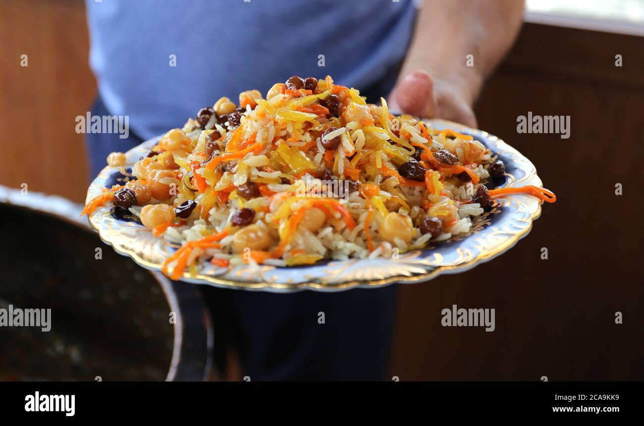Fotomakro von köstlichem usbekischen Pilaf in Usbekistan in einem Café. Stockfoto
