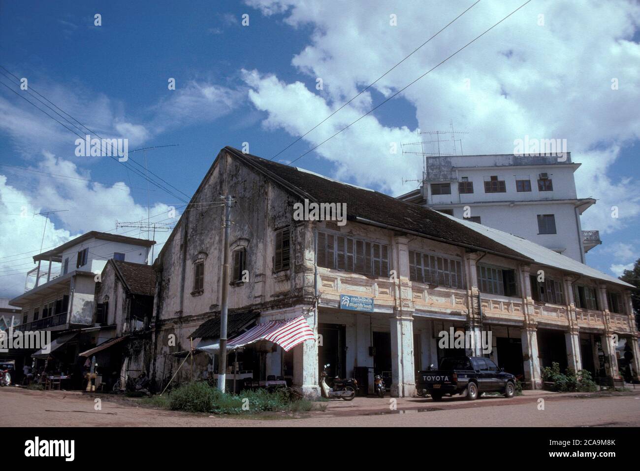 Ein Haus in der Stadt Pakse in der Provinz Champasak in Lao im Süden von Lao. Lao, Pakse, Juli 1996 Stockfoto