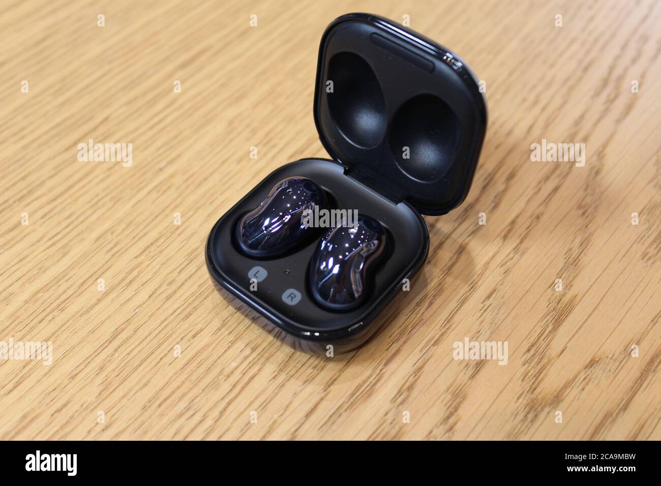 Die Galaxy Buds Live Wireless-Kopfhörer, die mit 5G-Unterstützung kommt, von Samsung vorgestellt, wie das Unternehmen würde "begrüßen die Gelegenheit", um den Aufbau der britischen helfen???s 5G-Netze nach der Entscheidung, Huawei zu verbieten, sagte ein britischer Geschäftsführer. Stockfoto