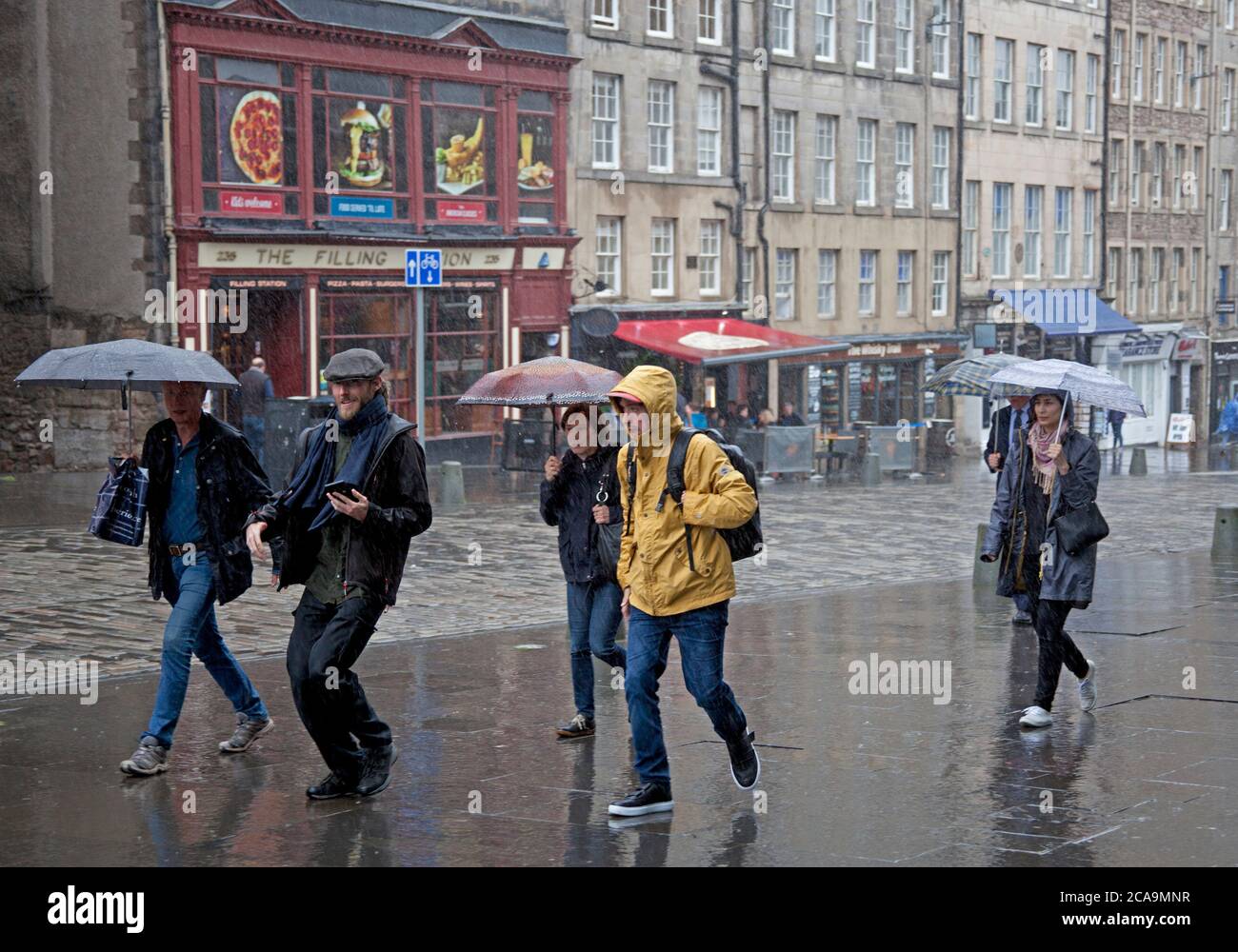 Rain, Royal Mile Edinburgh City Centre, Schottland, Großbritannien. August 2020. Sintflutartiger Regen am Nachmittag nach einem trockenen, bewölkten Morgenregen kam gegen 14 Uhr an, was den Touristen und Einheimischen ein Durchnässen gab. Offensichtlich hatte nicht jeder die Prognose vor der Abreise überprüft. Stockfoto