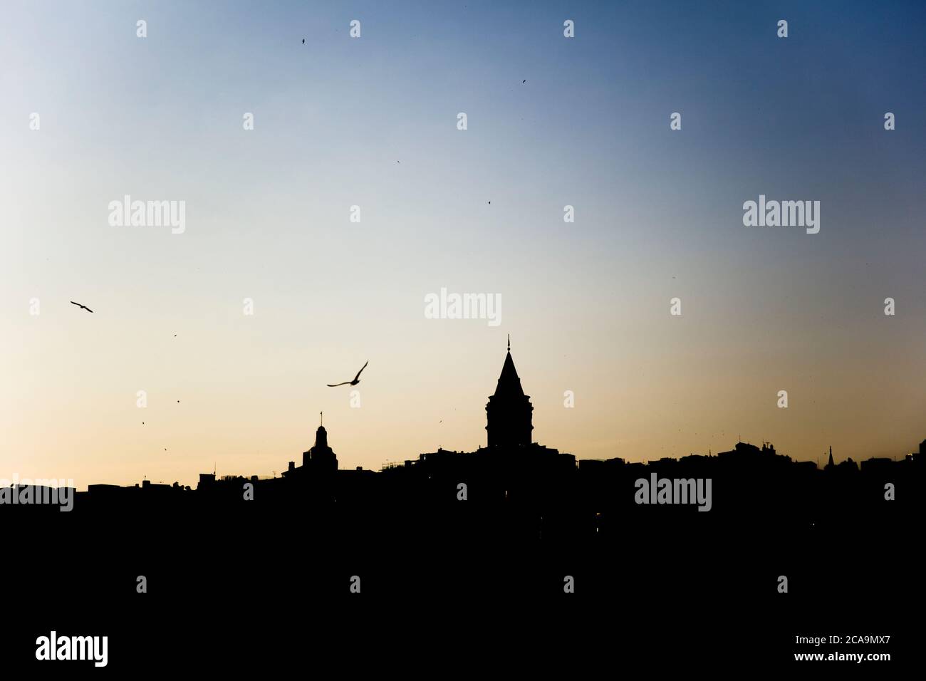 Panoramablick auf mittelalterlichen Stein Galata Turm in Istanbul, Türkei Stockfoto