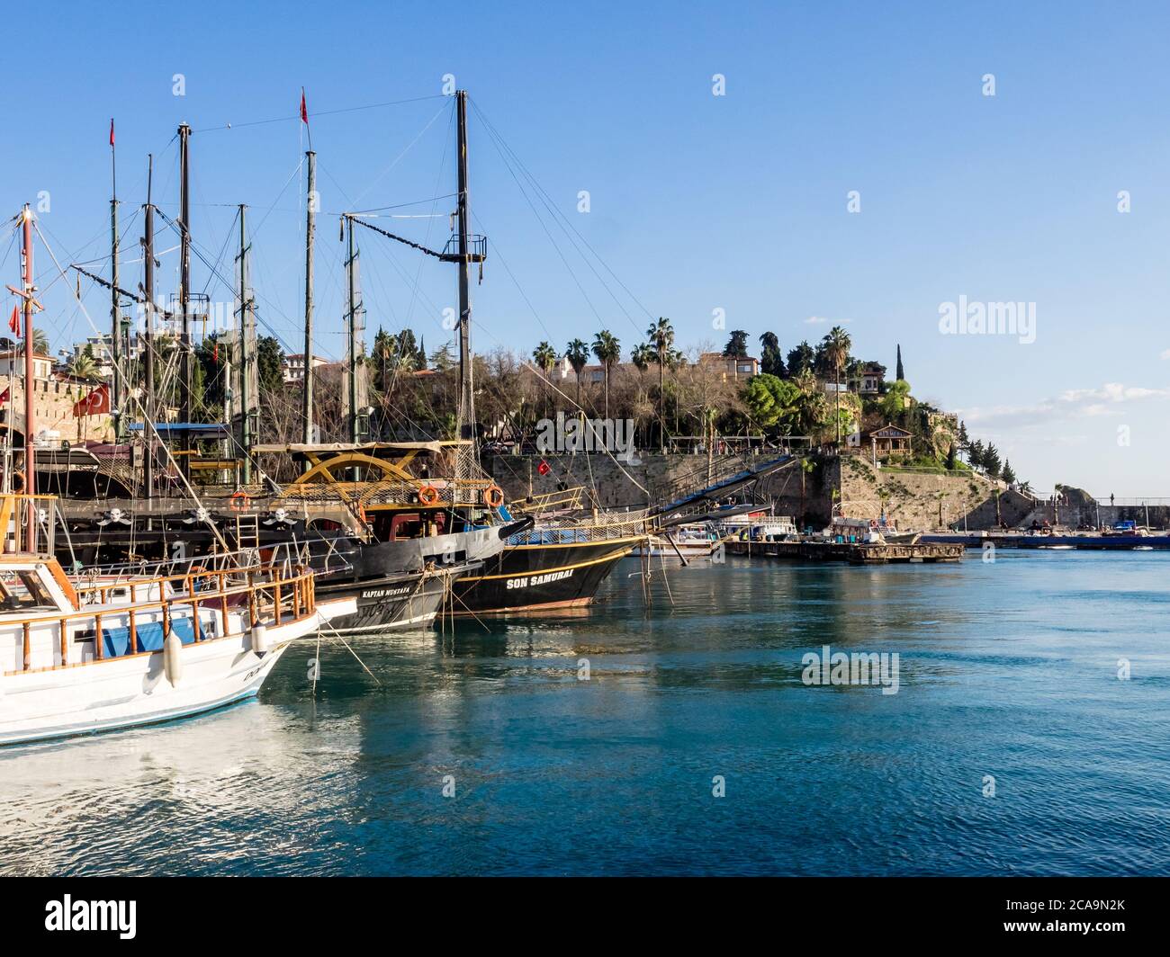 Antalya, Türkei - 22. Februar 2019: Altmodische Touristenyacht am Pier im Hafen in der Altstadt von Kaleici in Antalya. Stockfoto