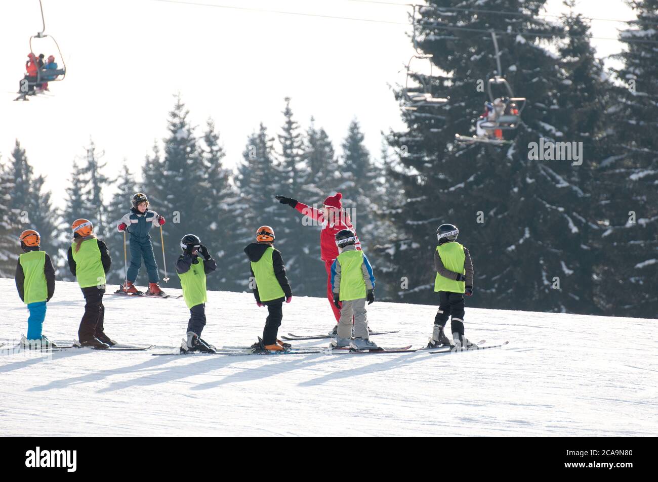 Skifahren lernen mit der ESF Skischule auf den Pisten des französischen Skigebiets Morzine in der Region Haute-Savoie im Südosten Frankreichs. Stockfoto