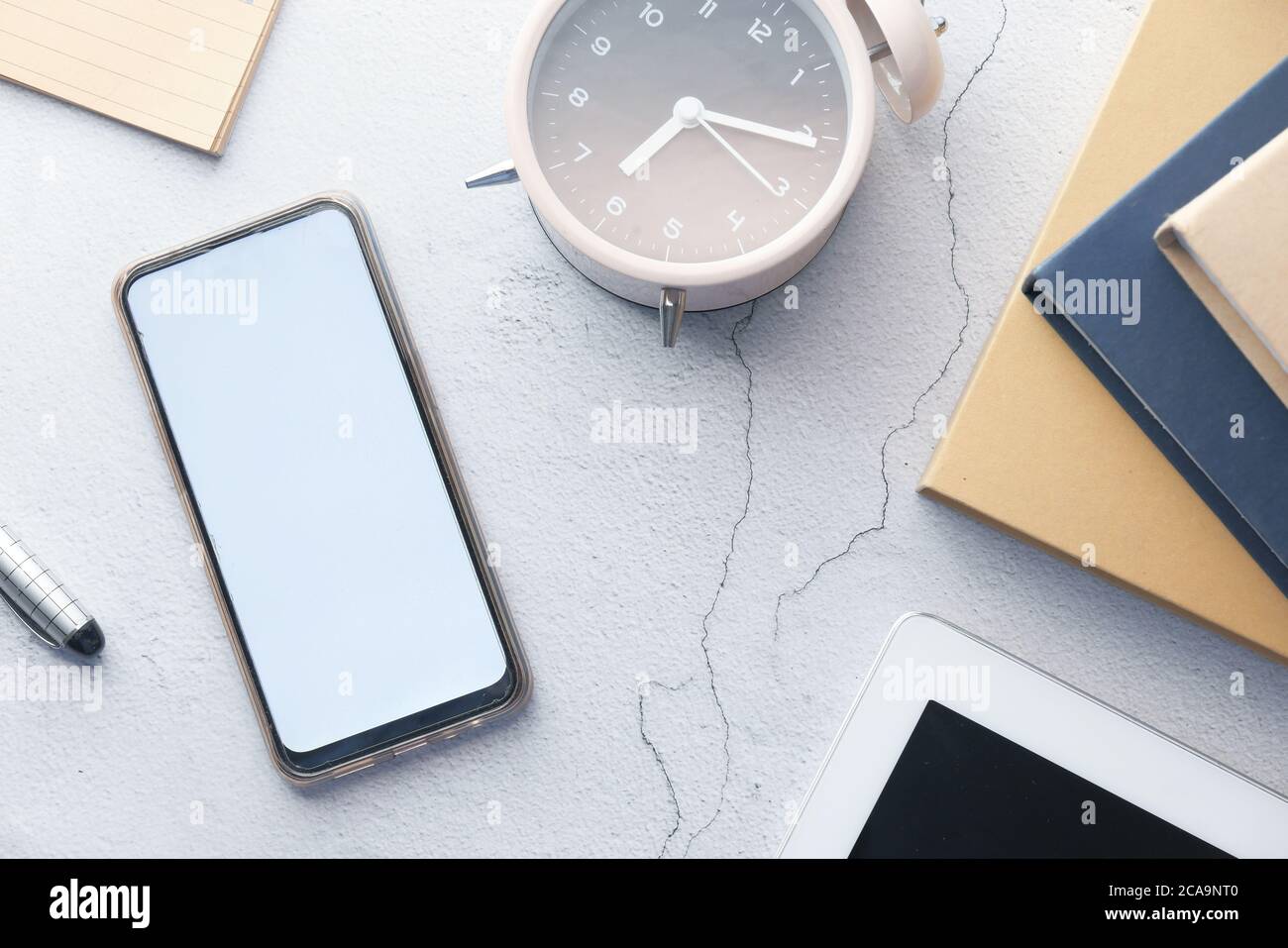 Smartphone mit leerem Bildschirm, Uhr und Tisch reservieren Stockfoto
