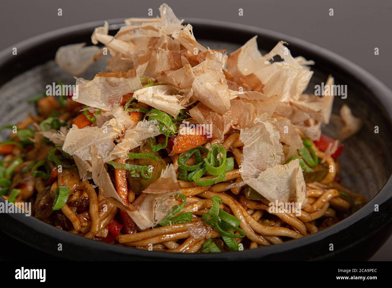 Nahaufnahme der Yakisoba Schüssel mit Späne von Bonito Stockfoto