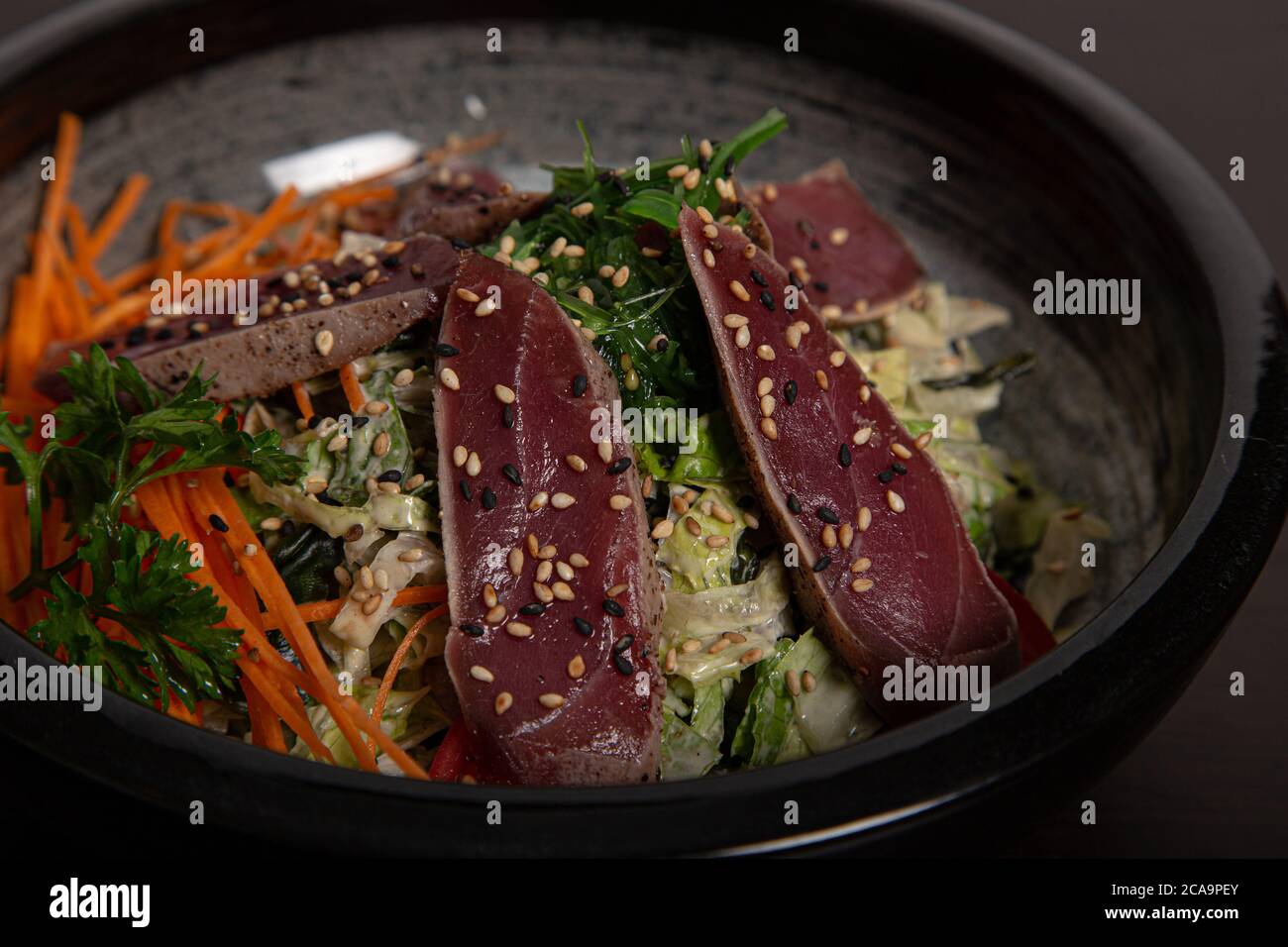 Nahaufnahme der Salatschüssel mit Thunfisch-Tataki. Asiatische Küche Stockfoto