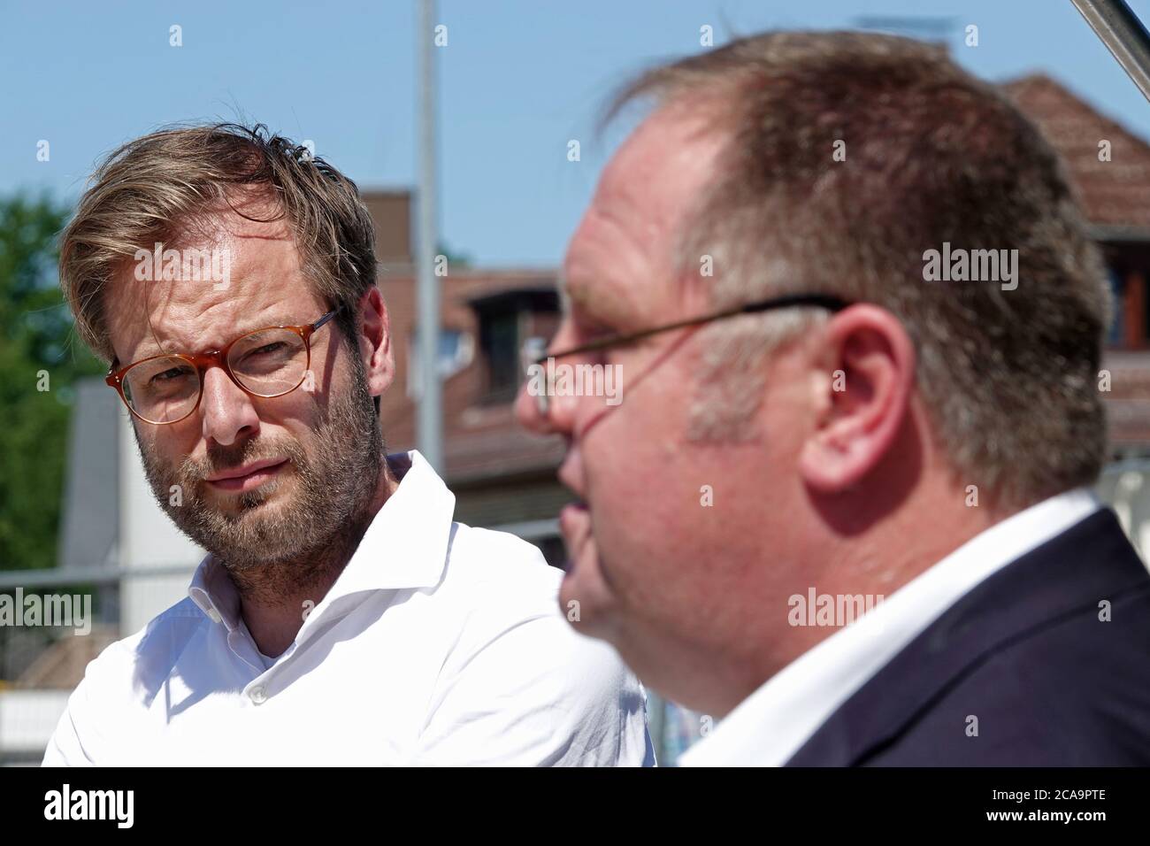 24. Juni 2020, Hamburg: Anjes Tjarks (l), Fraktionsvorsitzender Bündnis 90/die Grünen und Senator für Verkehr und Mobilität Turnaround, und Christian Merl, Sprecher der Projektkoordination des Baukonsortiums Via Solutions Nord, sprechen bei einem Besuch des Bauvorhabens am Schnelsentunnel. Aufgrund einer Sperrung der Autobahn A7 bei Hamburg-Schnelsen vom 27. Bis 29. Juni 2020 sind in südlicher Richtung größere Verkehrsbehinderungen zu erwarten. Von der Landesgrenze Schleswig-Holsteins bis zum Schnelsen-Lärmschutztunnel soll die Fahrbahn flüsterin gegeben werden Stockfoto