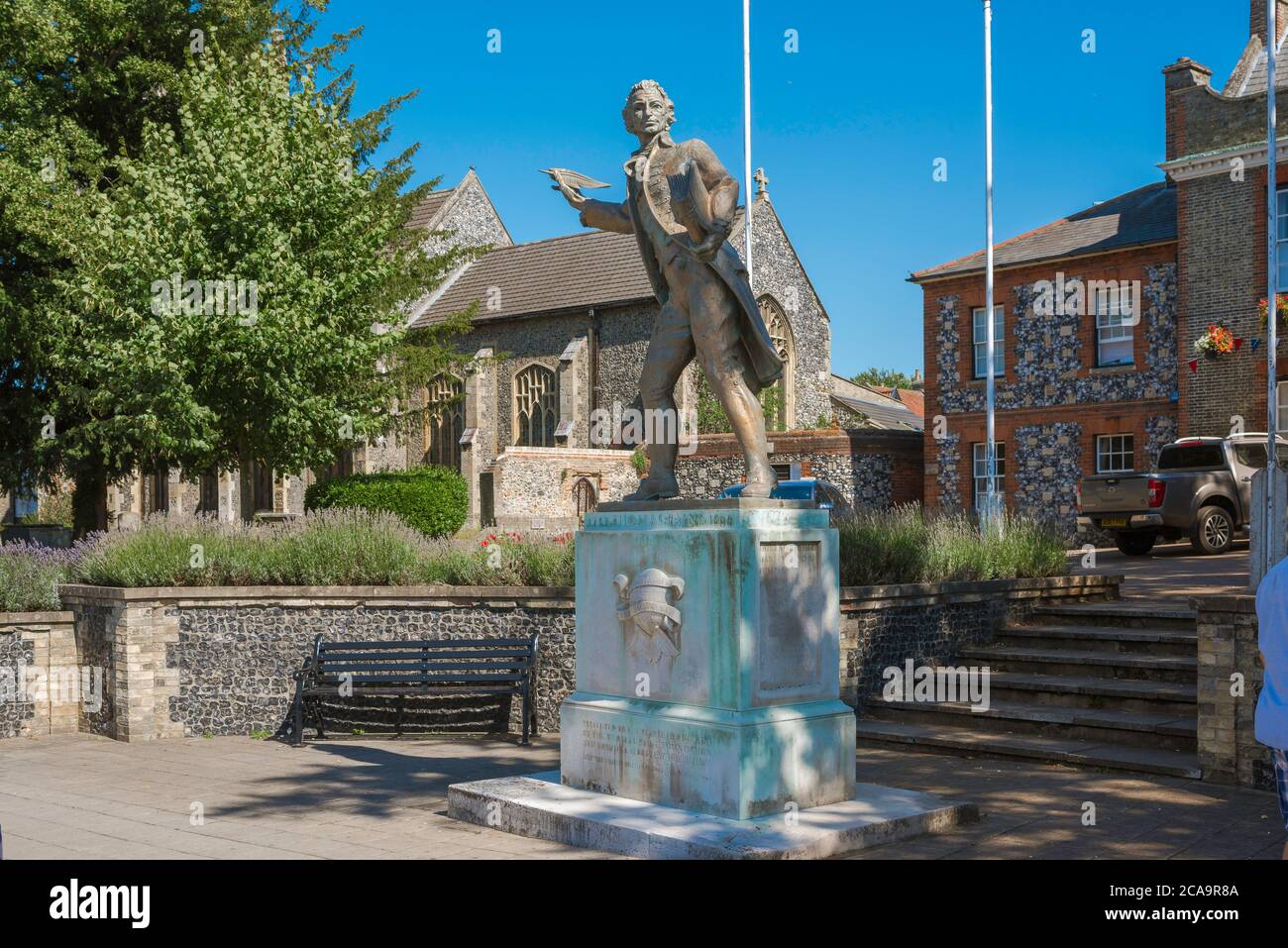 Thetford Norfolk UK, Ansicht der Statue des politischen Radikalen und Philosophen Thomas Paine in King Street, Thetford, Norfolk, England, Großbritannien. Stockfoto