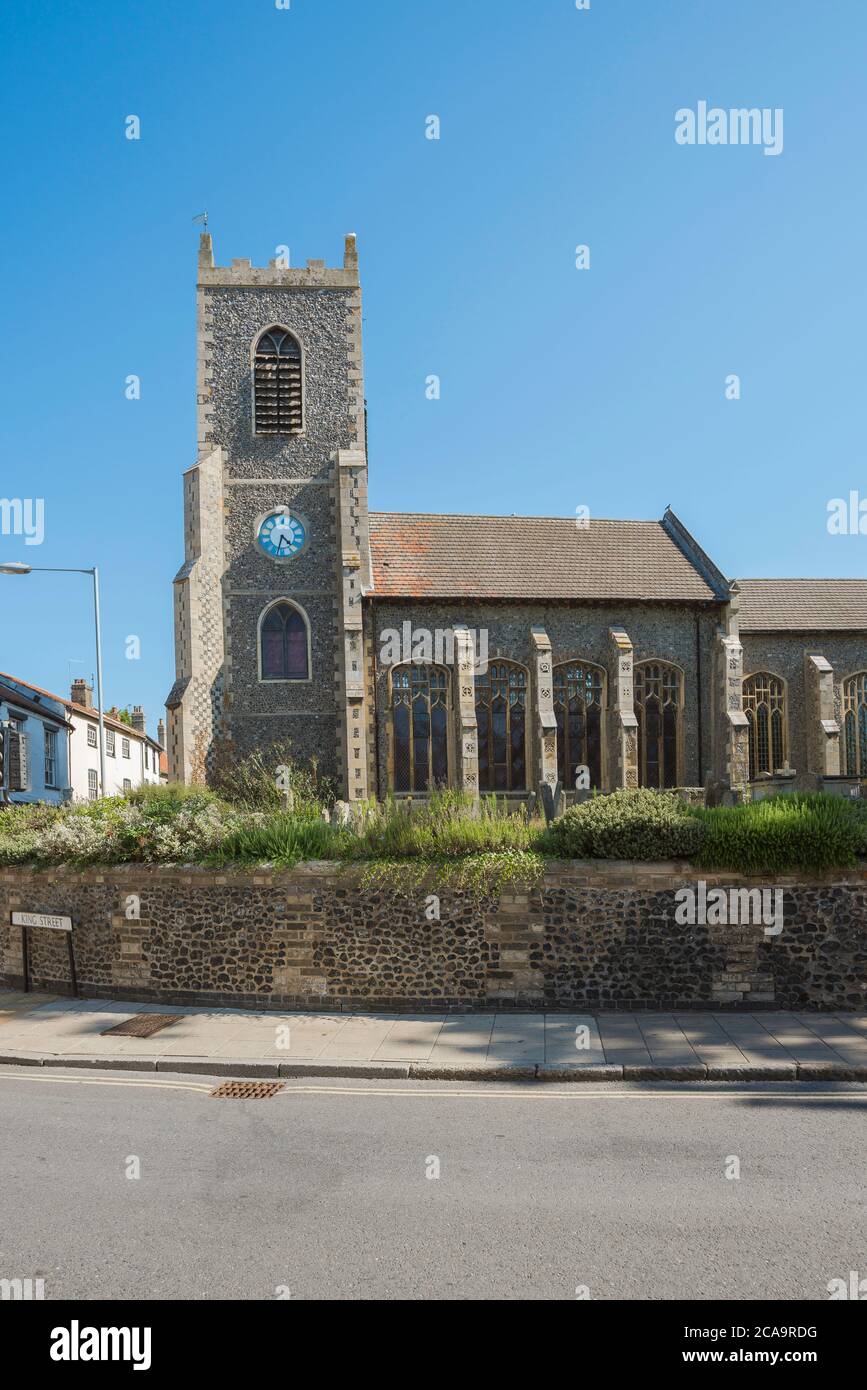 Church Thetford, Blick im Sommer auf St. Peter's Church an der Ecke King Street und Whitehart Street im Zentrum von Thetford, England, UK Stockfoto