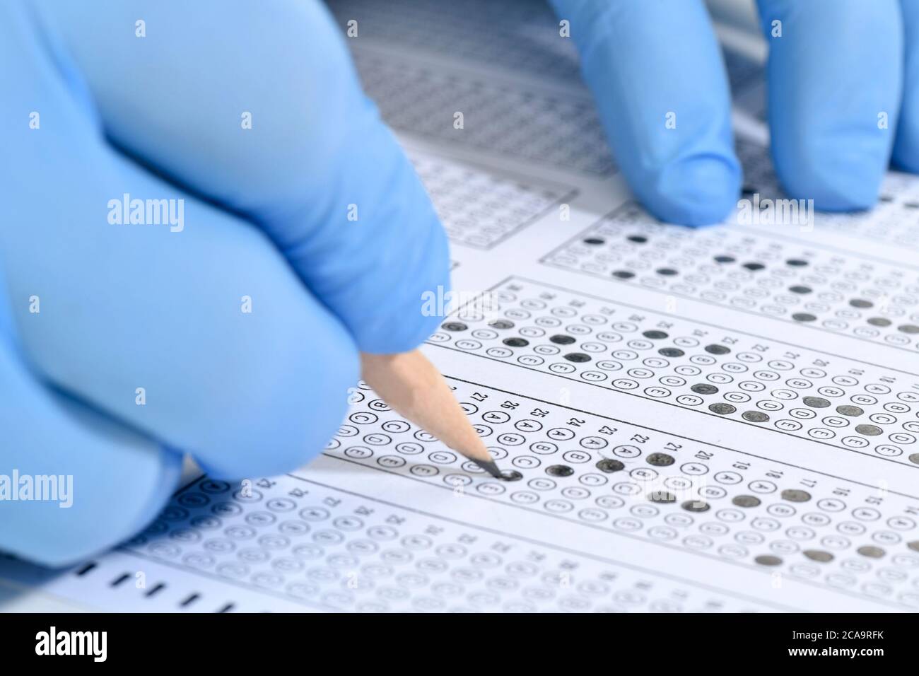 Student, der während der Coronavirus-Pandemie Multiple-Choice-Prüfung abnimmt Stockfoto