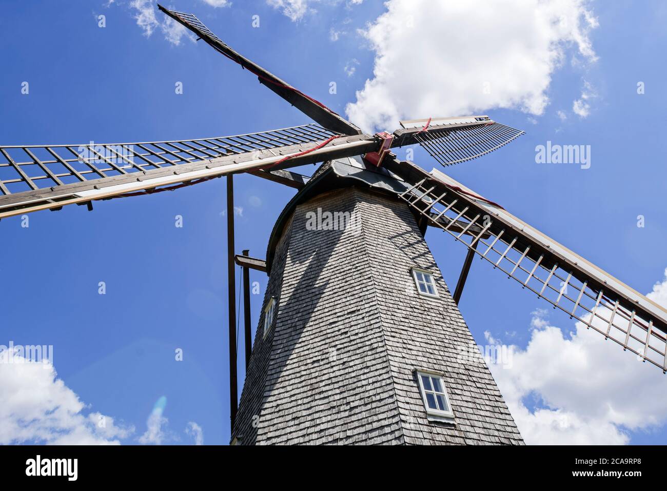 18. Jahrhundert Schmeichmühle, achteckige Windmühle mit Dach / Kappe, die im Freilichtmuseum Bokrijk, Limburg, Flandern, Belgien rotiert Stockfoto