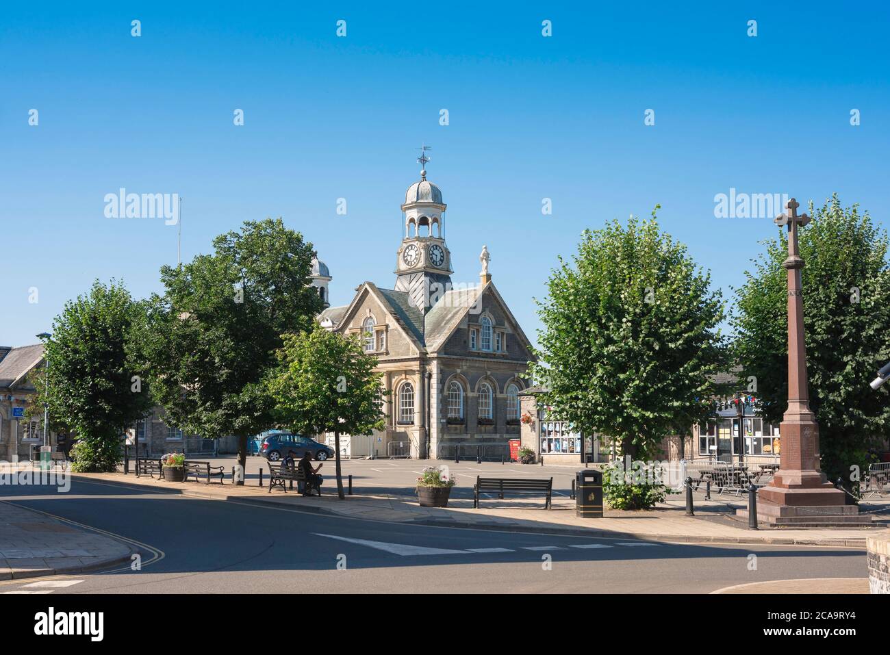 Thetford Norfolk UK, Blick im Sommer auf das Guildhall Gebäude in Market Place im Zentrum der Norfolk Stadt Thetford, East Anglia, England, Großbritannien Stockfoto