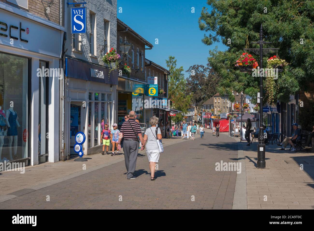 Thetford Norfolk, Blick im Sommer auf Menschen, die entlang der King Street spazieren - die Haupteinkaufsstraße in der Stadt Thetford, Norfolk, East Anglia, Großbritannien Stockfoto