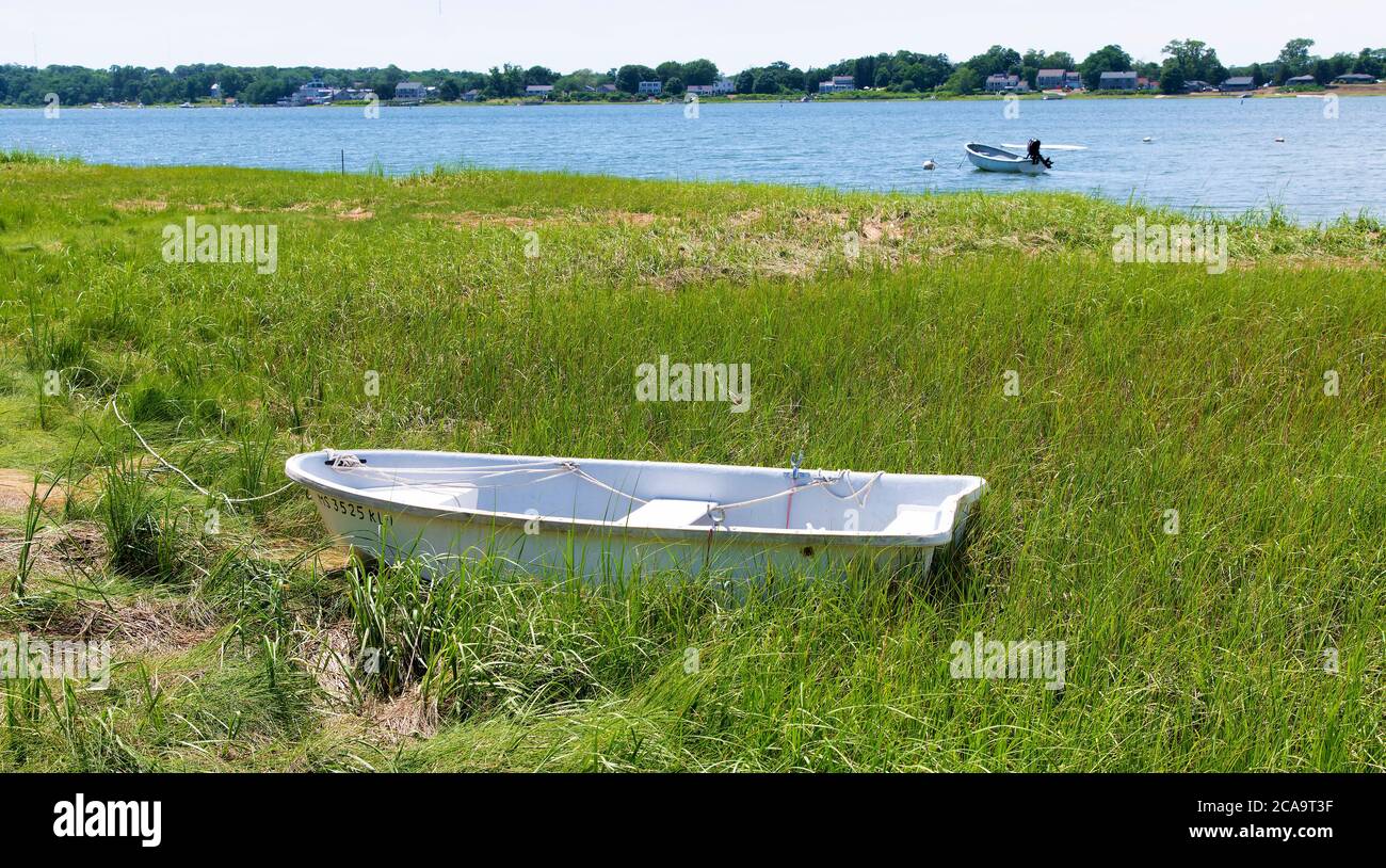 Ein Ruderboot im Sumpfgras auf Cape Cod, USA Stockfoto