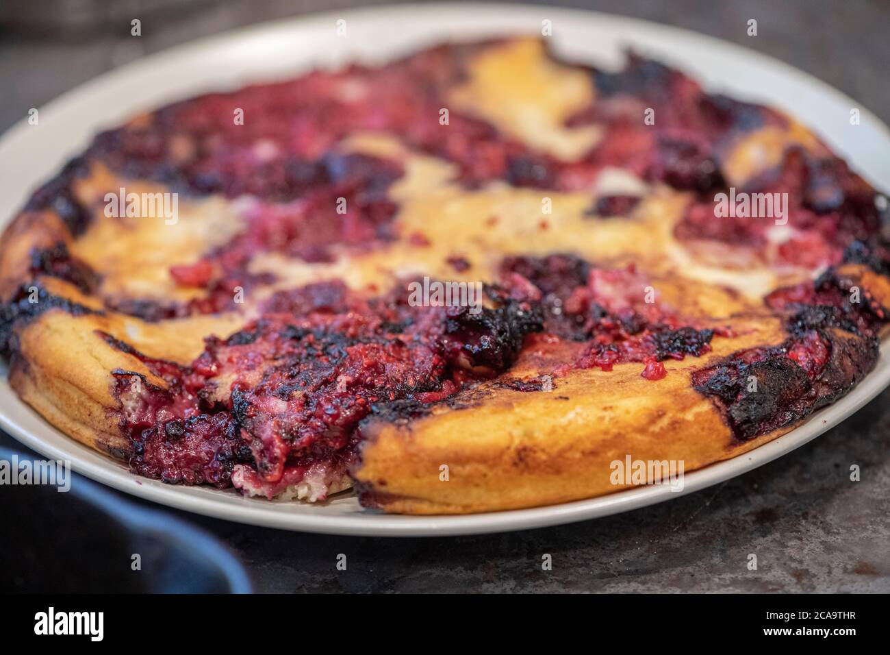 Ein frisch gebackener, frisch gebackener Pfannkuchen aus Sauerteig und Himbeeren. Stockfoto