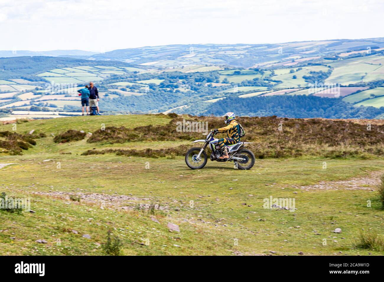 Exmoor National Park - ein Off-Road-Motorradfahrer über den höchsten Punkt von Exmoor, Dunkery Beacon 1705 Fuß 520 Meter, Somerset UK ankommen Stockfoto