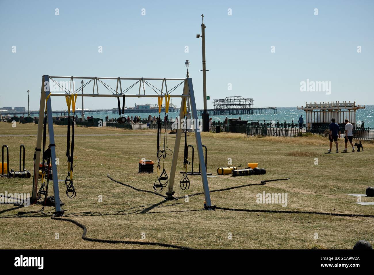 Brighton Piers im Hintergrund mit Hove Rasenflächen und Übungs-/Fitnessgeräten im Vordergrund. Stockfoto