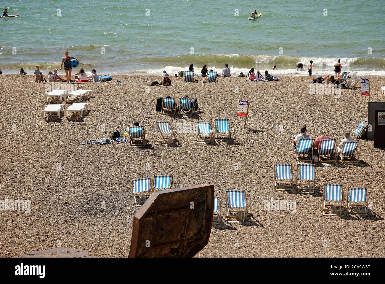 Brighton Strand an einem Sommertag, unter der Woche. Stockfoto