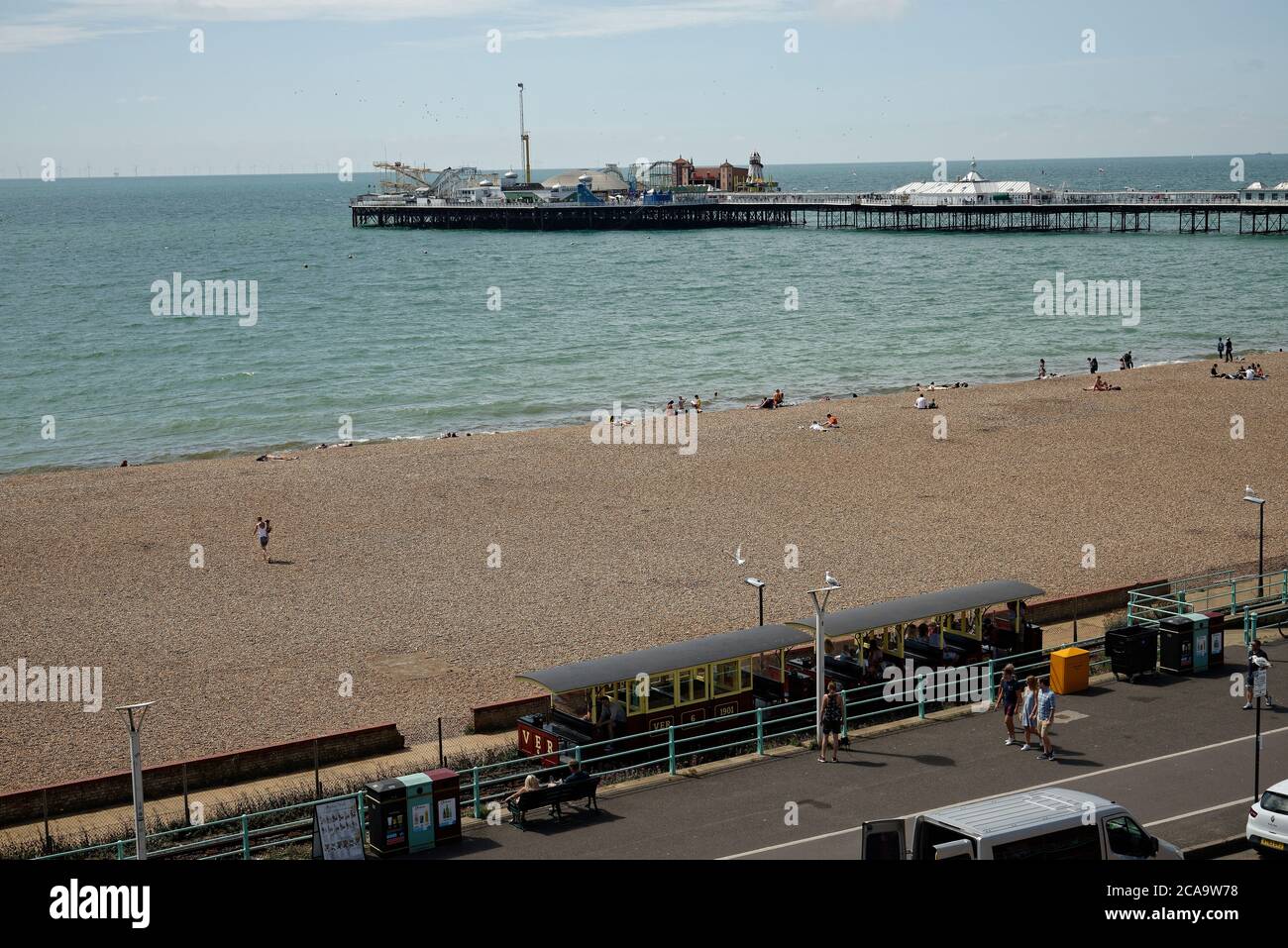 Brighton Pier mit elektrischen Eisenbahnwaggons Volk im Vordergrund. Stockfoto