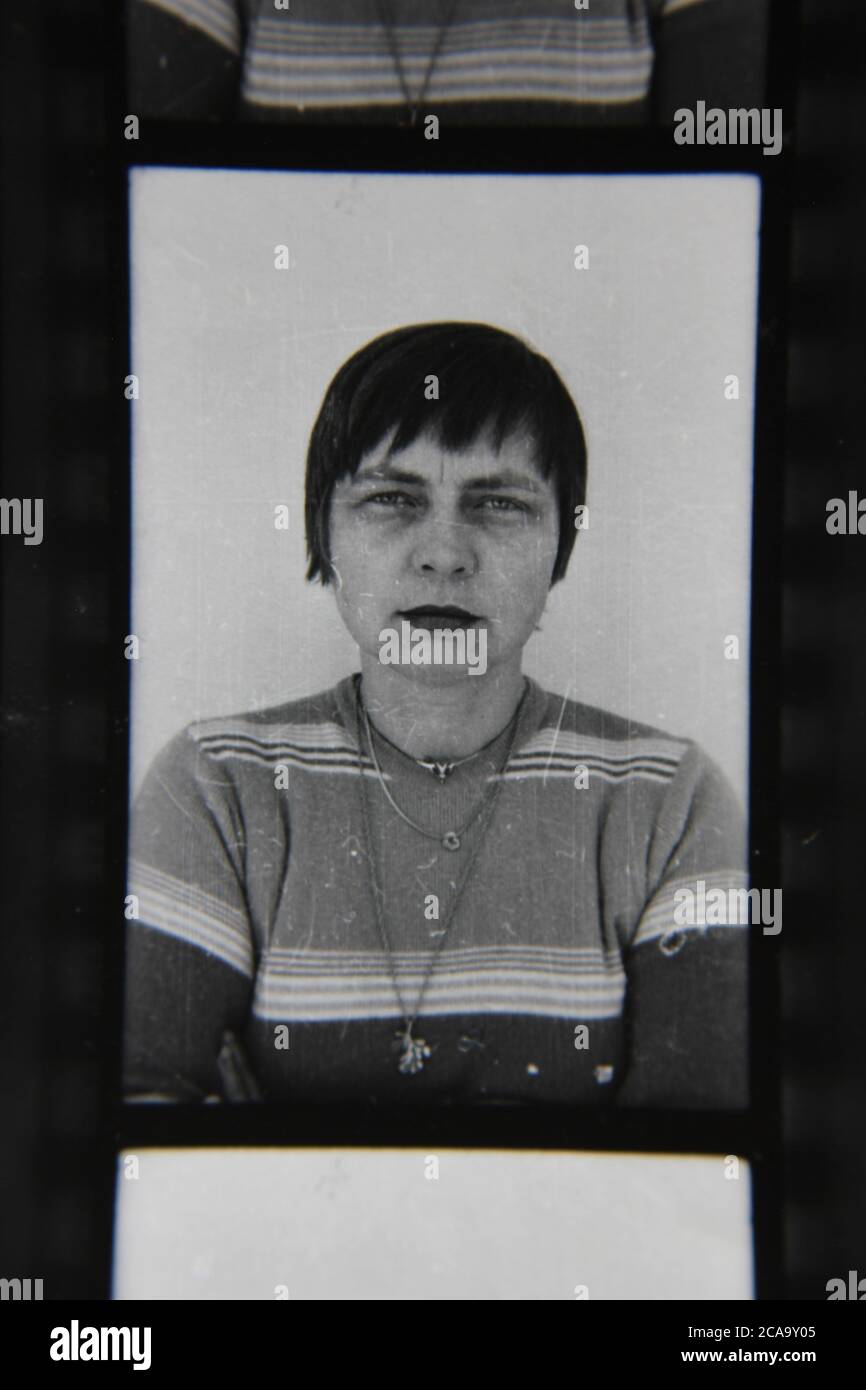 Schöne schwarz-weiße Vintage-Fotografie einer erwachsenen Frau Ausweis Passfoto der 1970er Jahre. Stockfoto