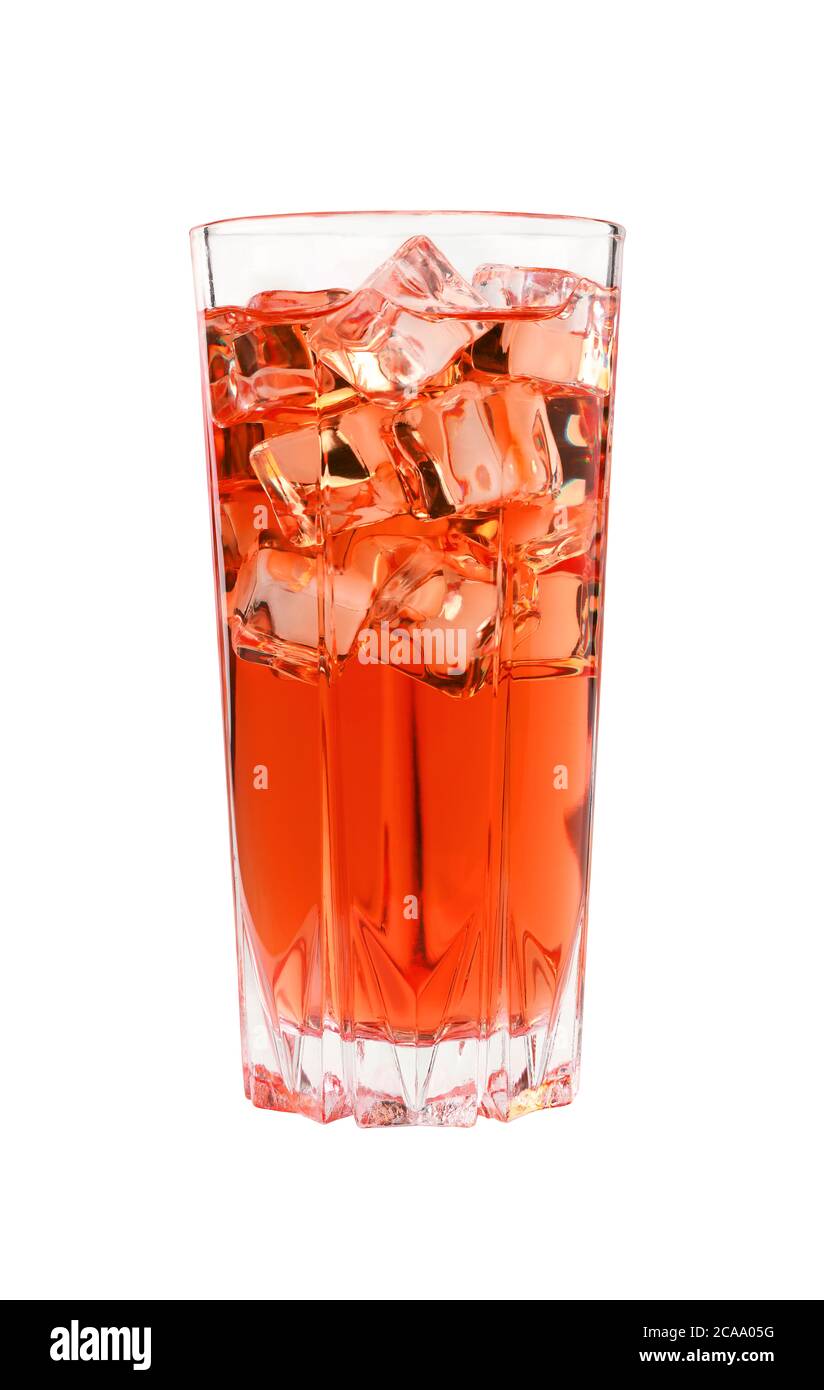 Nahaufnahme eines vollen hohen Glas kalten roten Eistee mit transparenten Eiswürfeln, isoliert auf weißem Hintergrund, niedrige Winkel Seitenansicht Stockfoto