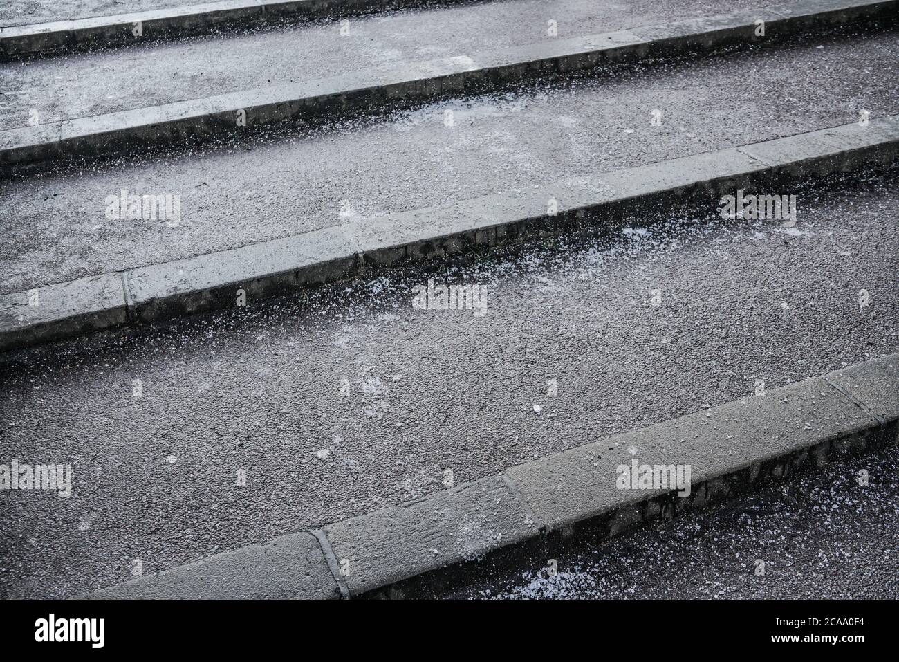 Salzkristalle auf Treppen, diese wird im Winter rutschig, wenn die Eisschicht oben auf der Oberfläche bildet Stockfoto