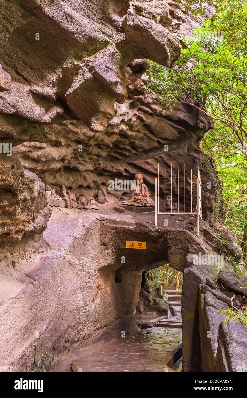 chiba, japan - juli 18 2020: Buddhistische Statue des Mönchs kūkai erstellt von Jingoro Eirei Ono in der Höhle von Gomakutsu oder feurige Höhle über einem Tunnel von Stockfoto