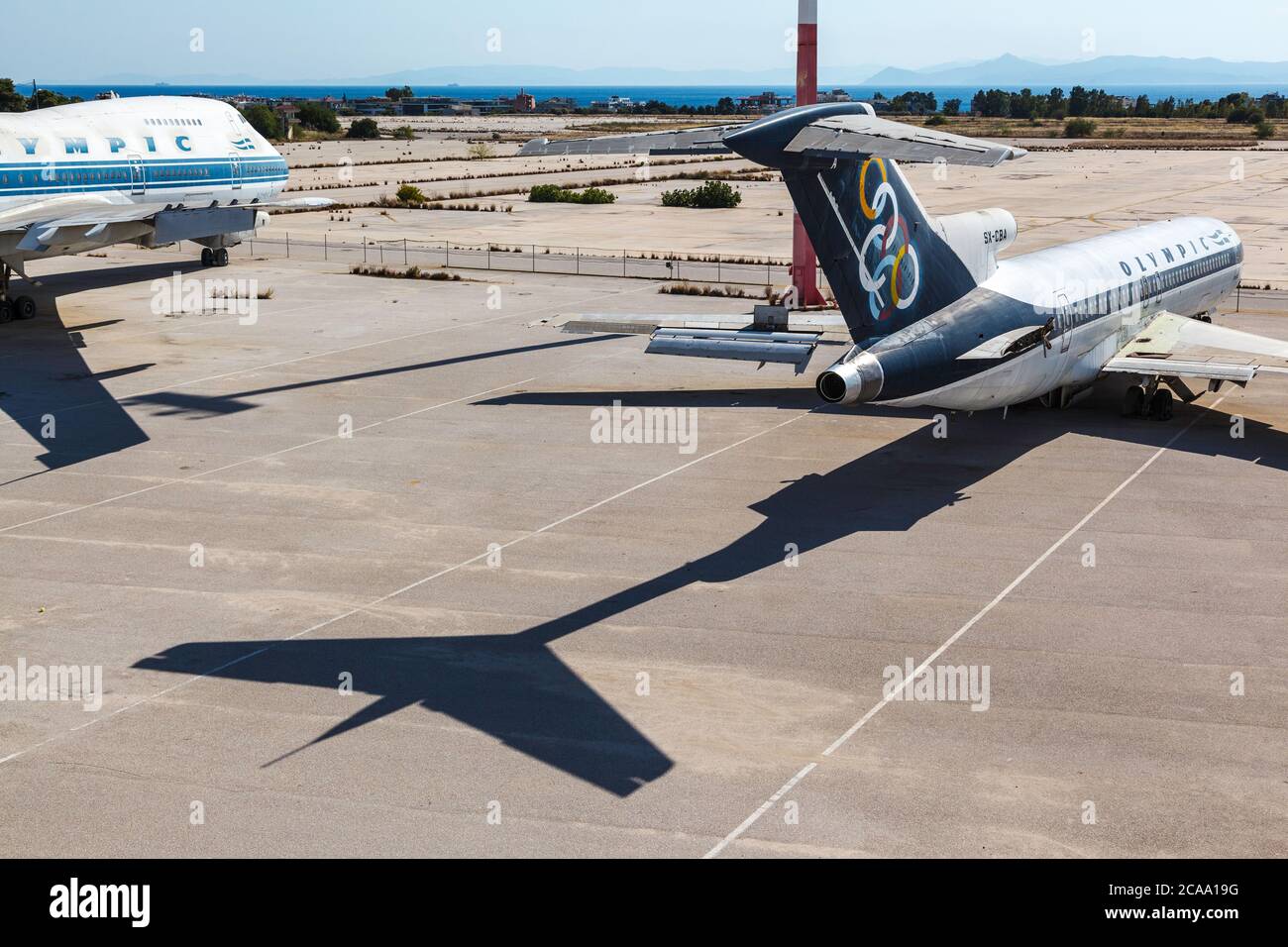 Old Boeings, A 727 und A 737, geerdet auf dem alten Flughafen von Elliniko, im Süden von Athen, Griechenland, Europa. Sie tragen die Farben von Olympic Airways Stockfoto