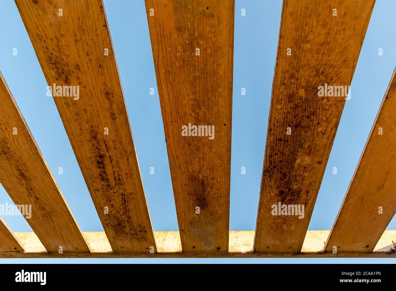 Holzlattendach eines Hauses offen zum blauen Himmel Stockfoto