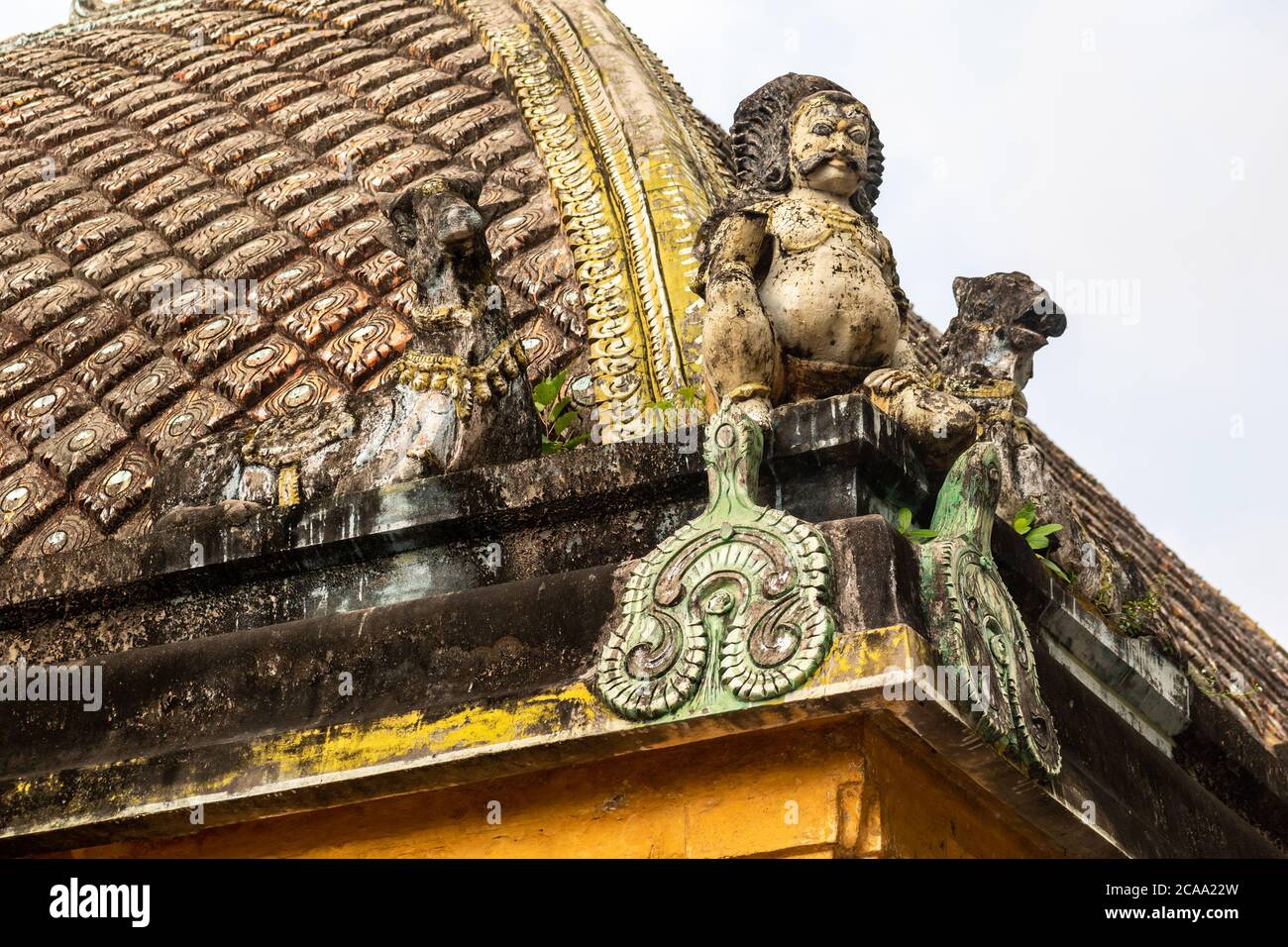 Mayiladuthurai, Tamil Nadu, Indien - Februar 2020: Schnitzereien mythologischer Figuren auf dem Dach des alten Hindu-Tempels in Vaitheeswaran Koil. Stockfoto