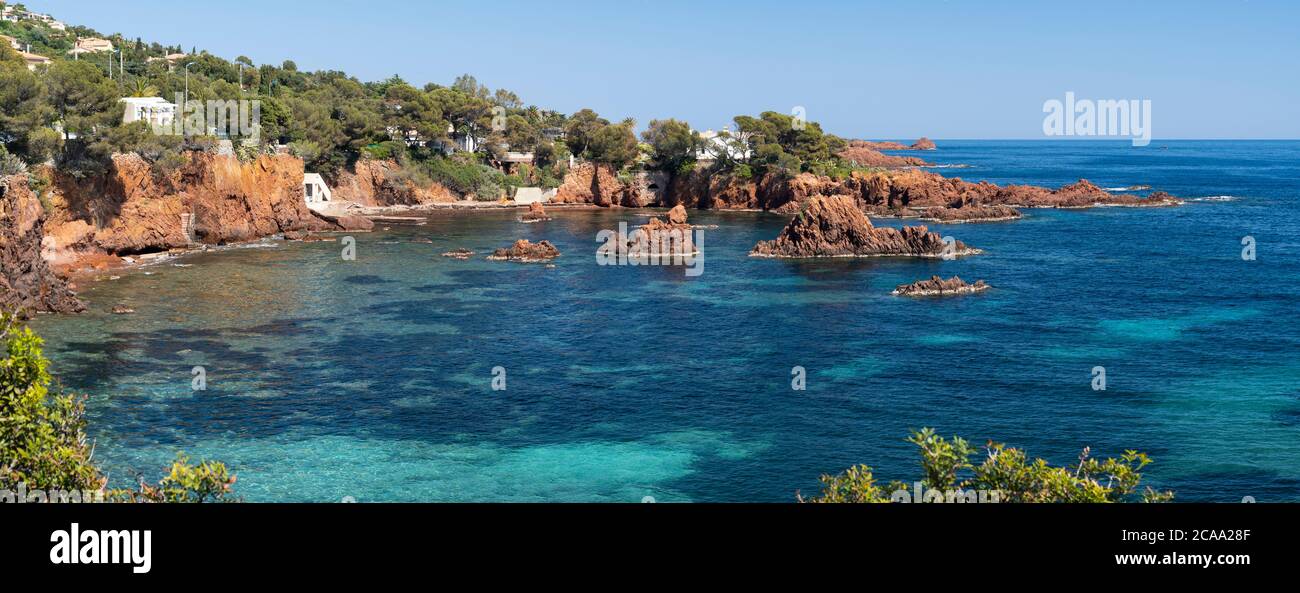 Dorf zwischen roten Felsen des Esterel Massif-Frankreich Stockfoto