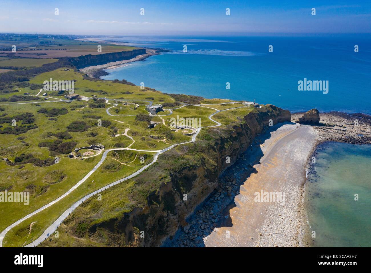 Luftaufnahme von Pointe du Hoc an der Küste der Normandie. Berühmte Stätte des Zweiten Weltkriegs Stockfoto