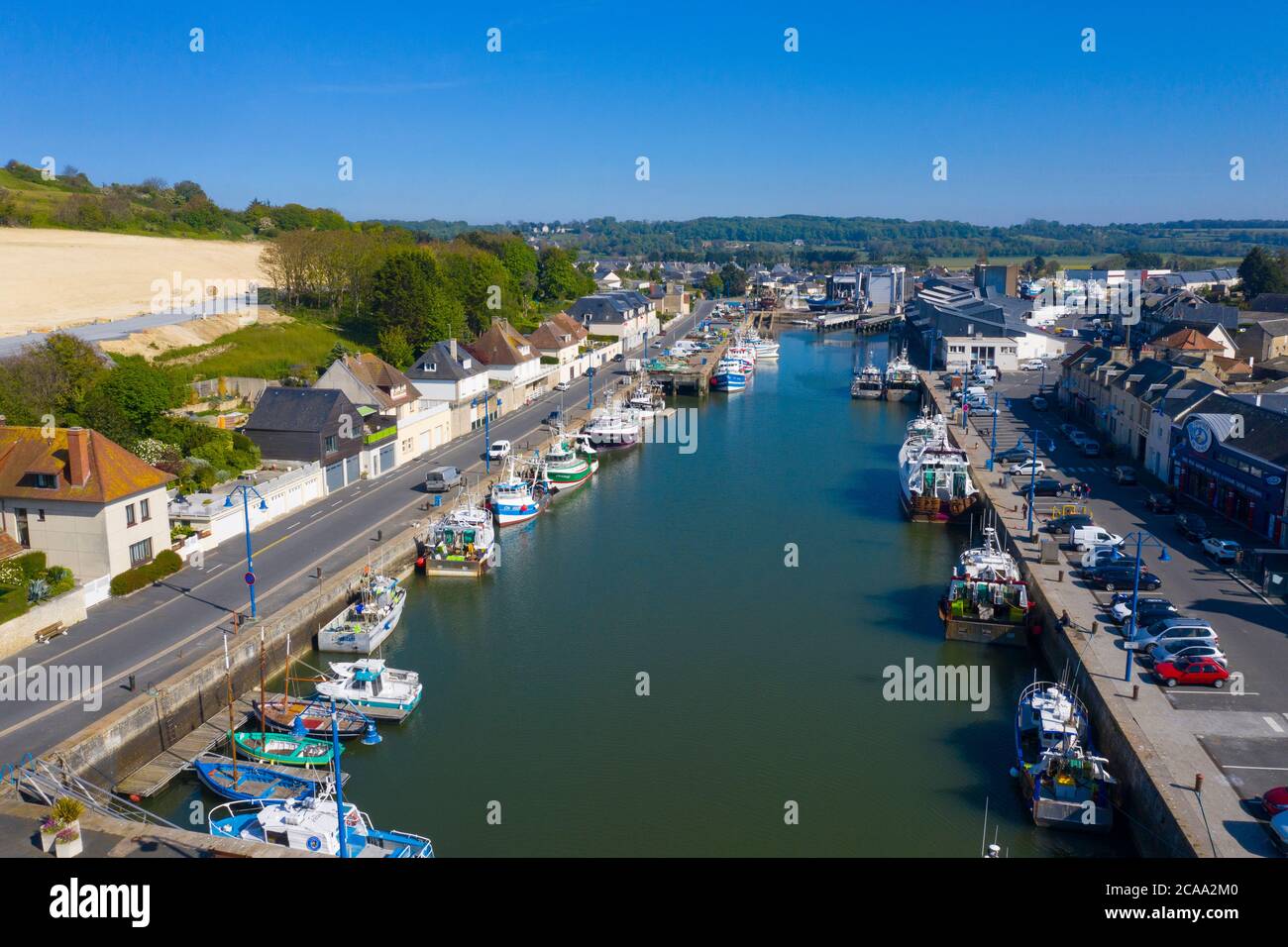 Luftaufnahme der Stadt Port-en-Bessin und ihrem Hafen. Port-en-Bessin ist eine Gemeinde im Département Calvados in der Region Basse-Normandie im Norden Stockfoto