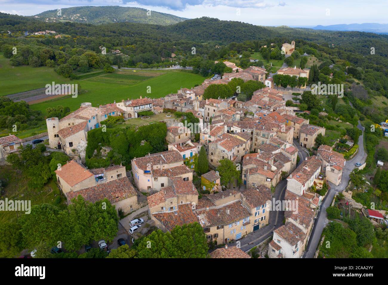Frankreich, Var, Luftaufnahme von Tourtour, Dorf am Himmel, beschriftet Les Plus Beaux Villages de France (die schönsten Dörfer Frankreichs) Stockfoto