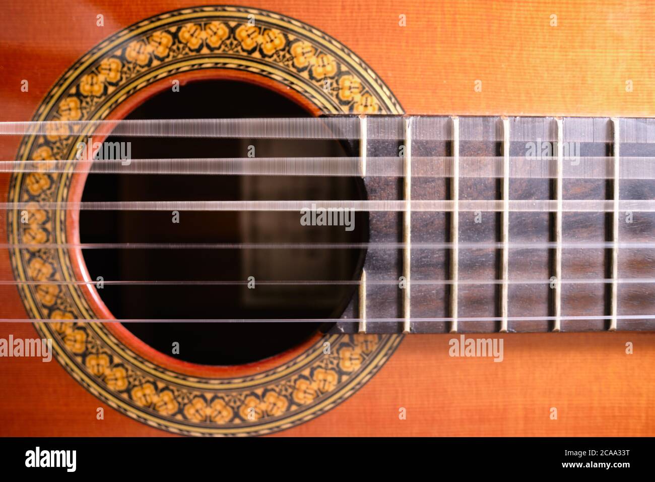 Nahaufnahme der akustischen Gitarre mit vibrierenden Saiten. Wellige  Gitarrensaiten Stockfotografie - Alamy