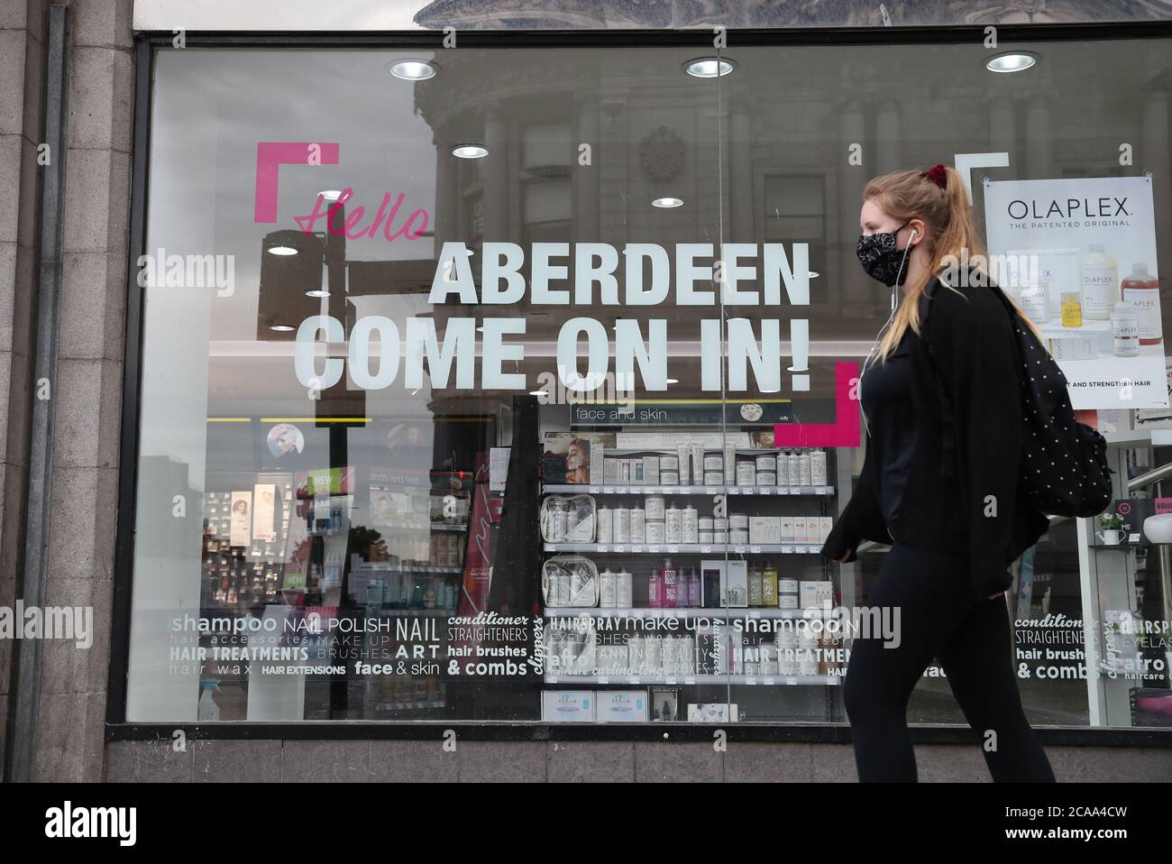 Schilder an einem Schaufenster in der Union Street in Aberdeen, nachdem Bars, Cafés und Restaurants angeordnet wurden, zu schließen, da die Sperren über einem Coronavirus-Cluster in der Gegend wieder eingeführt werden. Es wurde eine fünf-Meilen-Reiseregel in Kraft gesetzt, und die Bewohner werden angewiesen, einander nicht in die Häuser zu betreten, wie First Minister Nicola Sturgeon sagte, 54 Fälle seien jetzt bei dem Ausbruch gemeldet worden. Stockfoto