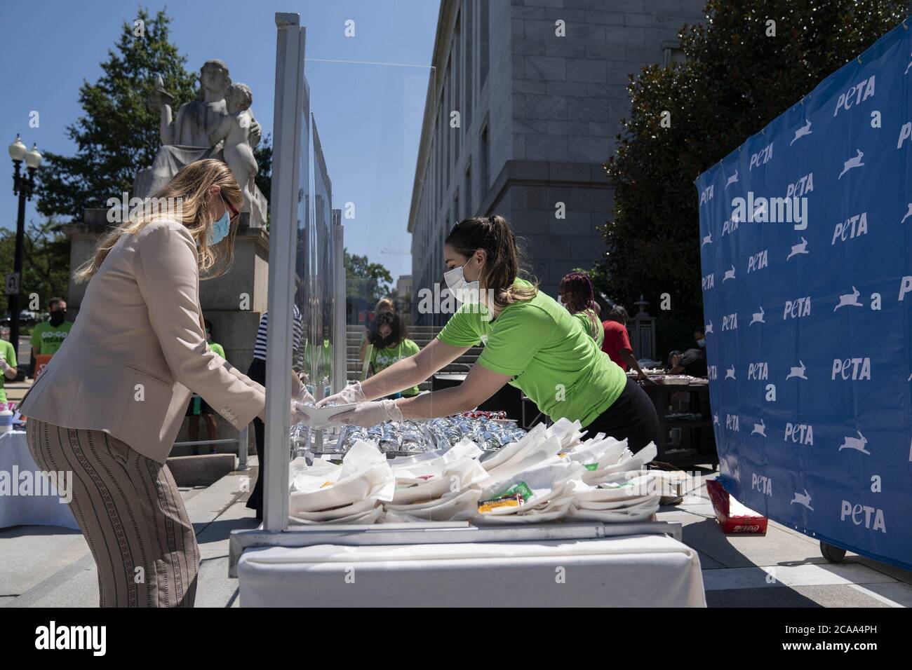 Washington, Usa. August 2020. PETA veranstaltet am Mittwoch, den 5. August 2020, sein 24. Jährliches Congressional Veggie Dog Lunch vor dem Bürogebäude des Rayburn House auf dem Capitol Hill in Washington, DC, USA. Foto von Sarah Silbiger/UPI Kredit: UPI/Alamy Live Nachrichten Stockfoto