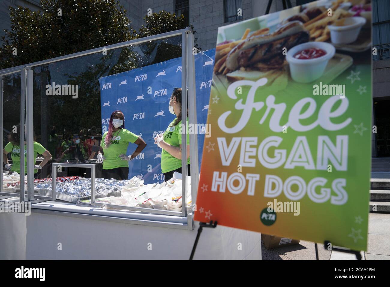 Washington, Usa. August 2020. PETA veranstaltet am Mittwoch, den 5. August 2020, sein 24. Jährliches Congressional Veggie Dog Lunch vor dem Bürogebäude des Rayburn House auf dem Capitol Hill in Washington, DC, USA. Foto von Sarah Silbiger/UPI Kredit: UPI/Alamy Live Nachrichten Stockfoto