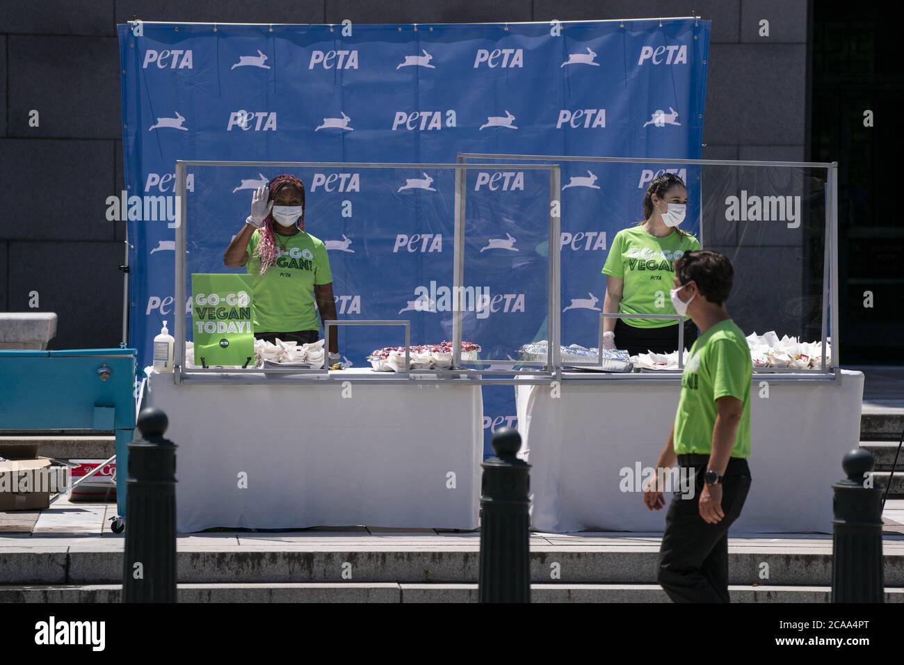 Washington, Usa. August 2020. PETA veranstaltet am Mittwoch, den 5. August 2020, sein 24. Jährliches Congressional Veggie Dog Lunch vor dem Bürogebäude des Rayburn House auf dem Capitol Hill in Washington, DC, USA. Foto von Sarah Silbiger/UPI Kredit: UPI/Alamy Live Nachrichten Stockfoto
