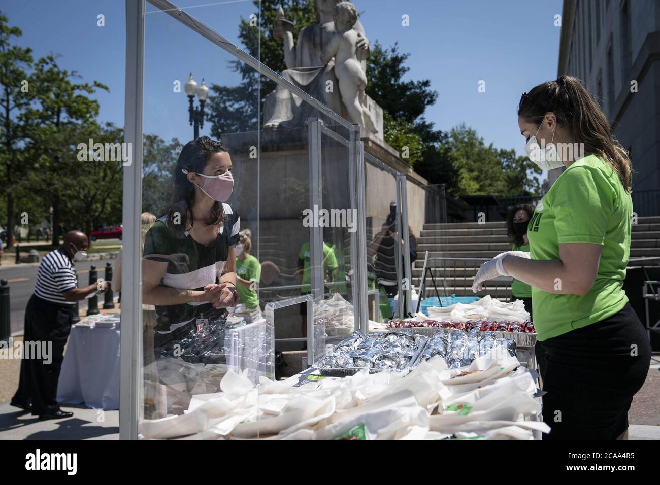 Washington, Usa. August 2020. PETA veranstaltet am Mittwoch, den 5. August 2020, sein 24. Jährliches Congressional Veggie Dog Lunch vor dem Bürogebäude des Rayburn House auf dem Capitol Hill in Washington, DC, USA. Foto von Sarah Silbiger/UPI Kredit: UPI/Alamy Live Nachrichten Stockfoto