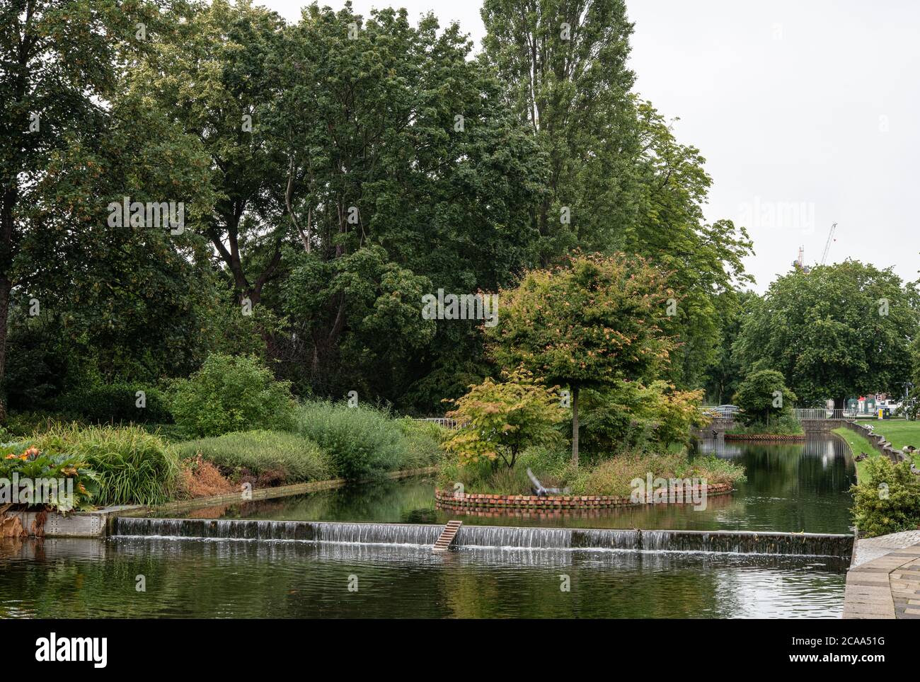 HEMEL HEMPSTEAD - ENGLAND 04 AUG: Blick auf die Jellicoe Water Gardens (entworfen von Sir Geoffrey Allan Jellicoe) in Hemel Hempstead, UK am 4 Stockfoto