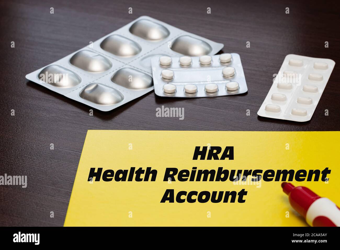 Health Reimbursement Account HRA, der Text ist auf einem gelben Blatt geschrieben. Das Konzept der medizinischen Versorgung oder medizinische Hilfe Stockfoto