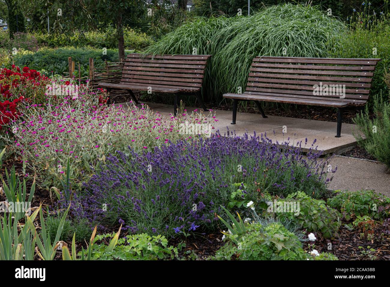 HEMEL HEMPSTEAD - ENGLAND 04 AUG: Gartenanlage der Jellicoe Water Gardens in Hemel Hempstead, Großbritannien am 4. August 2020 Stockfoto