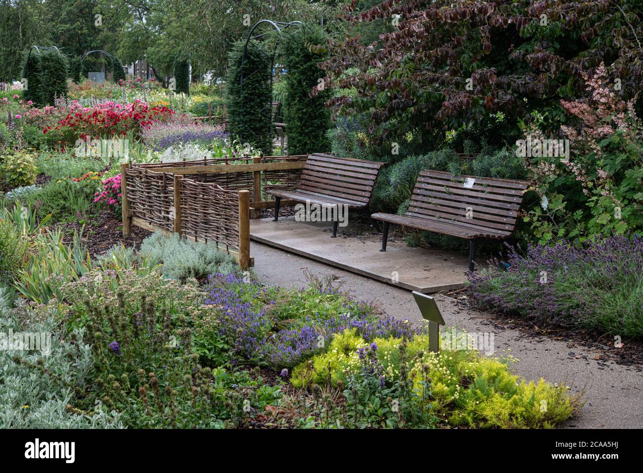 HEMEL HEMPSTEAD - ENGLAND 04 AUG: Gartenanlage der Jellicoe Water Gardens in Hemel Hempstead, Großbritannien am 4. August 2020 Stockfoto