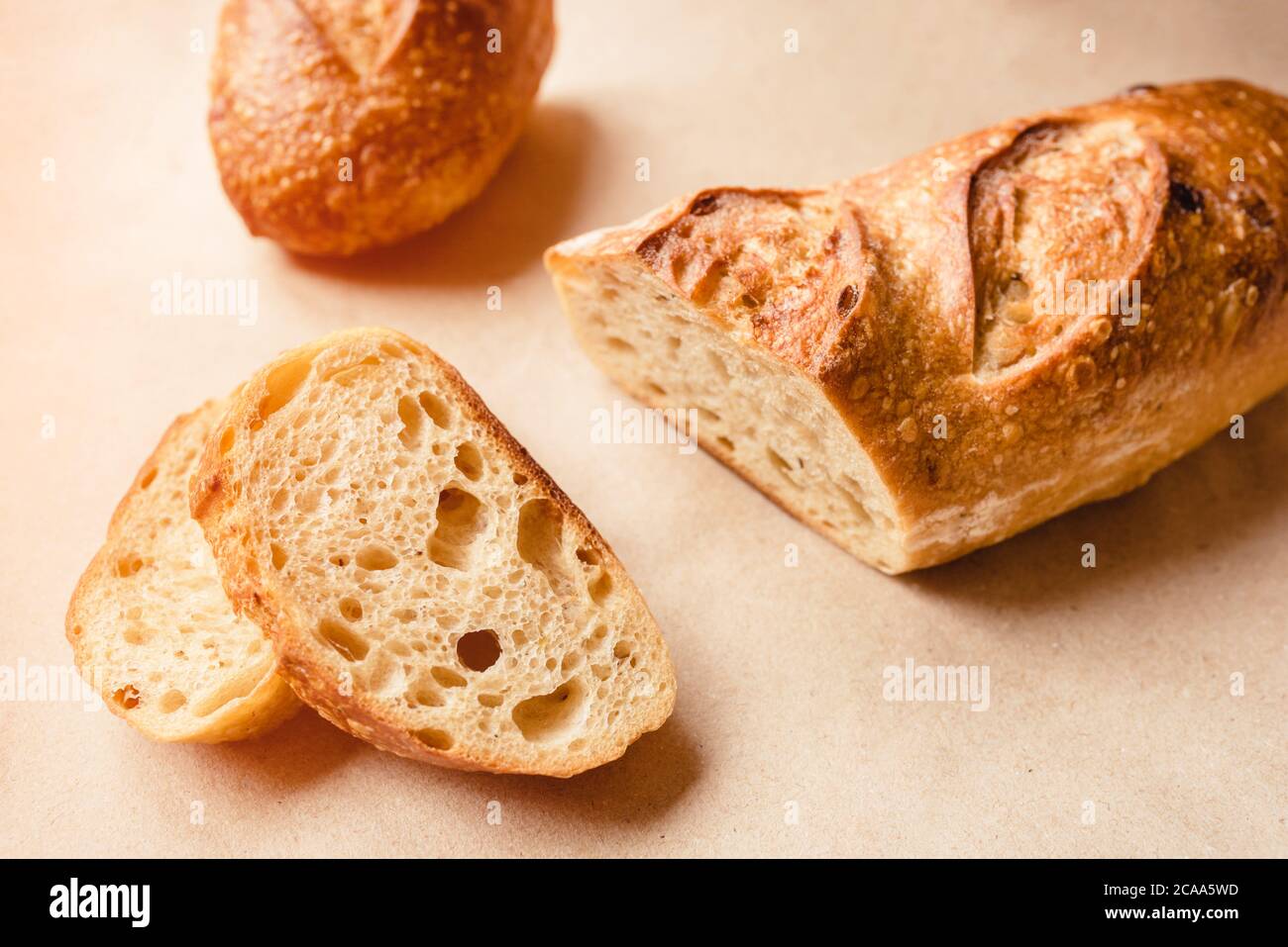 Frisch geschnittenes Brot auf Kraftpapier. Stockfoto